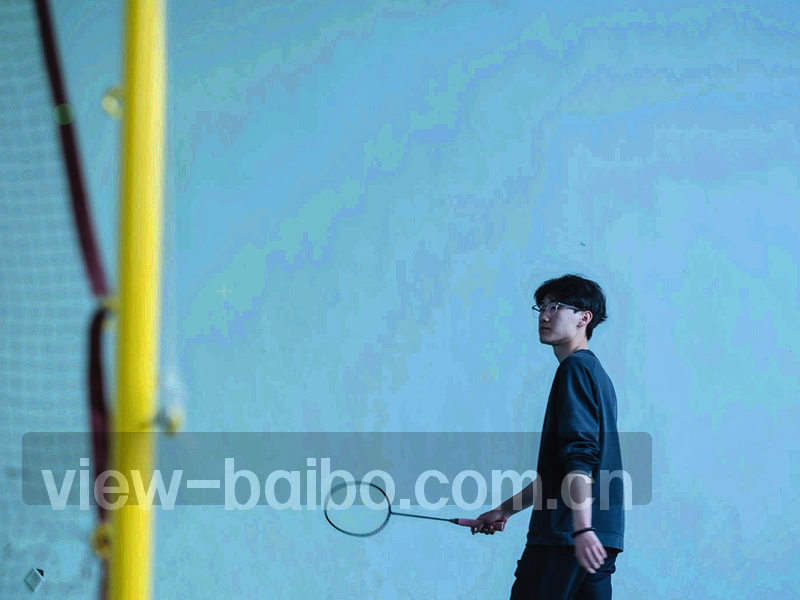 足球场战术板简图，带有箭头、跑动路线和站位圈